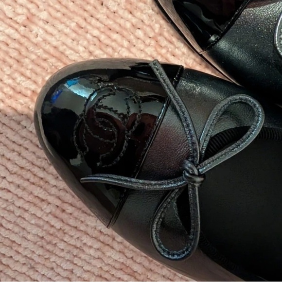 CHANEL Black Flats with Elegant Gray Bow - Picture 4 of 8